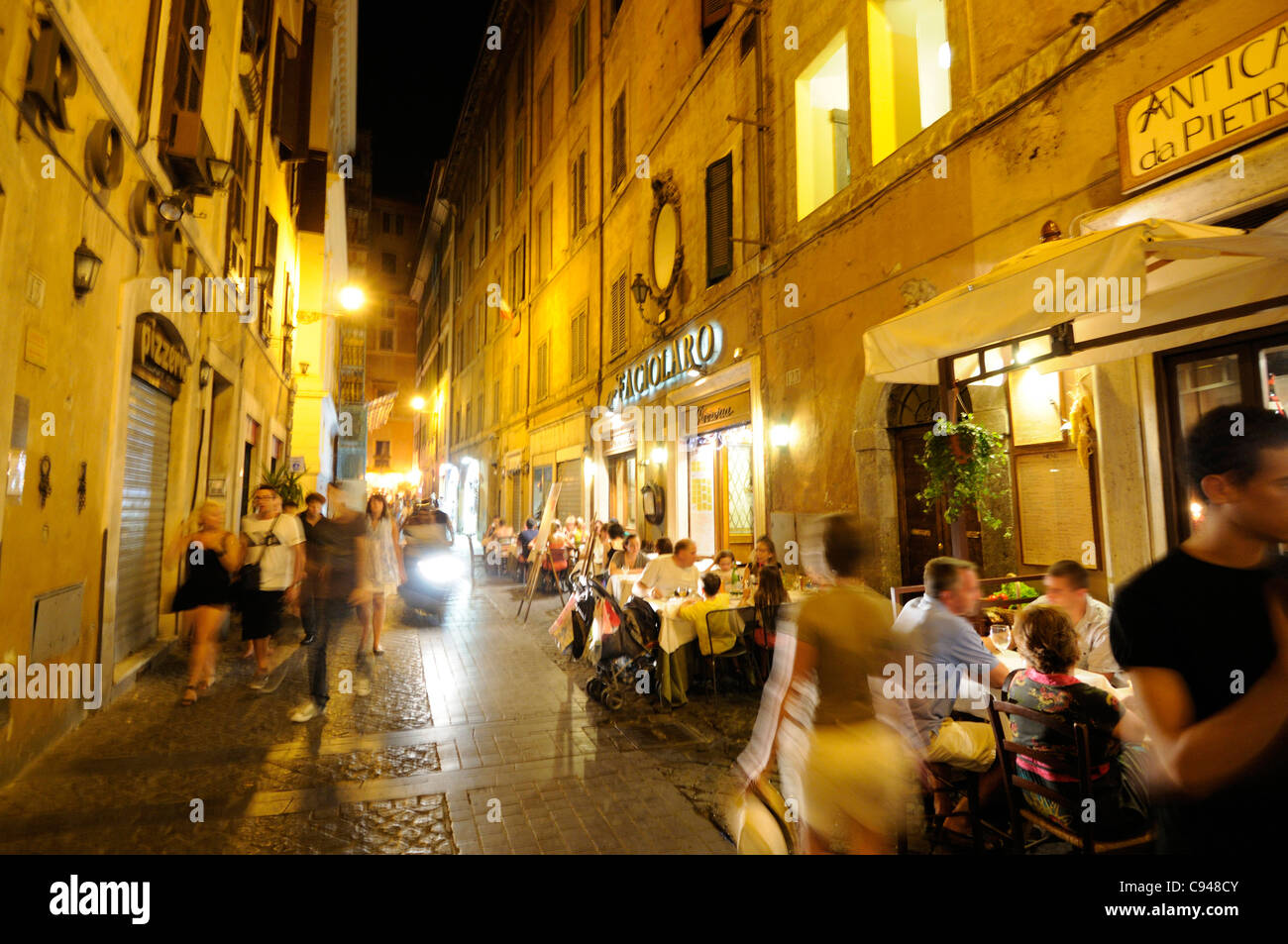 Restaurants dans une rue de Rome, Italie pendant la nuit Banque D'Images