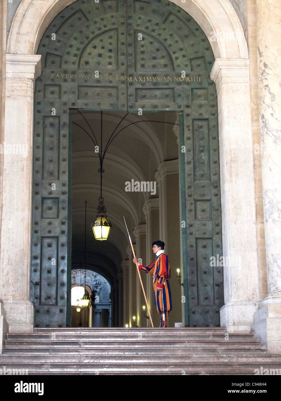 Soldats de la garde suisse de la garde suisse à la porte de la basilique Pierre, Vatican, Rome, région du Latium, Italie, Europe Banque D'Images