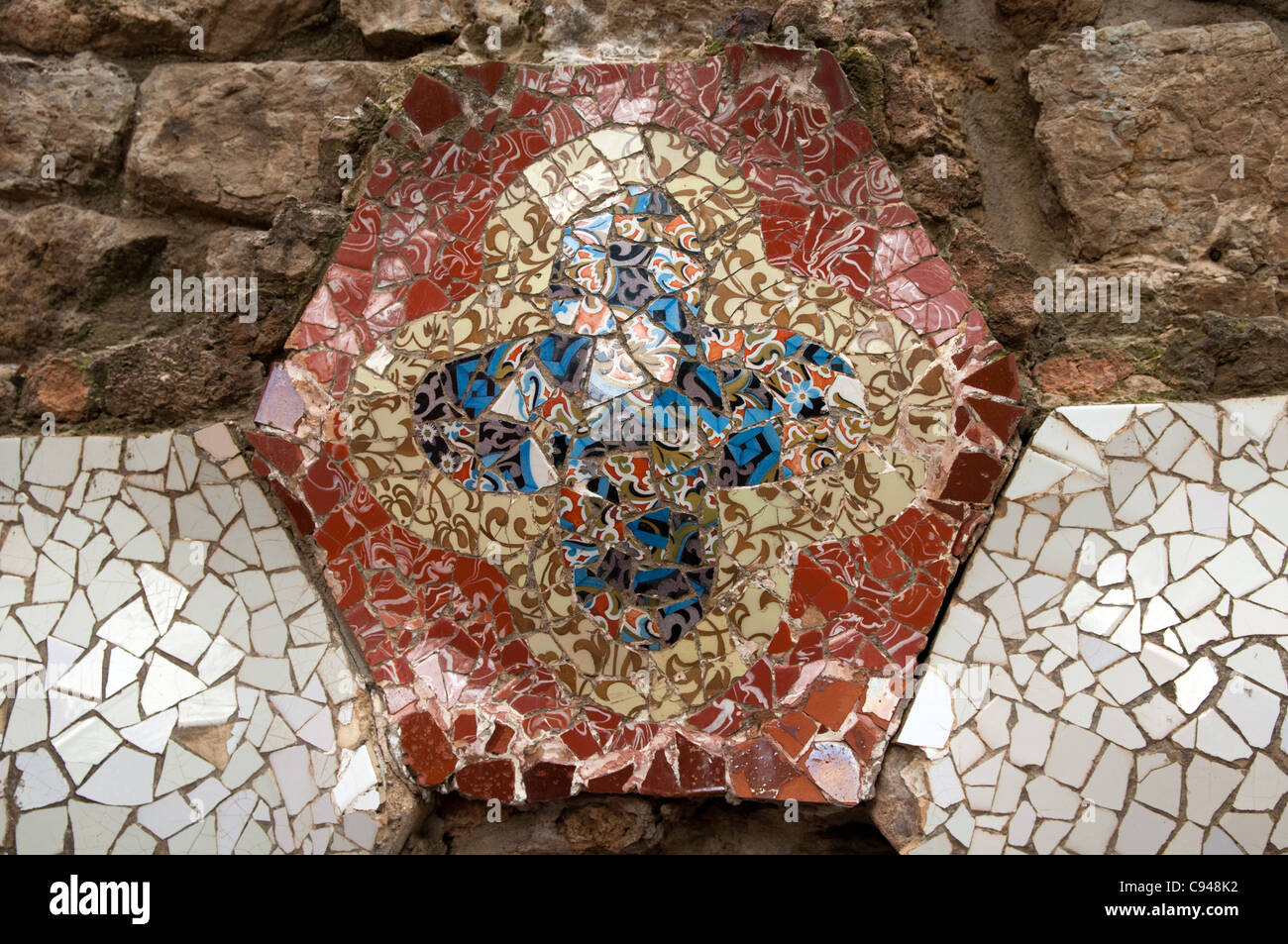 Mosaïque dans le parc Guell, Barcelone, Espagne Banque D'Images