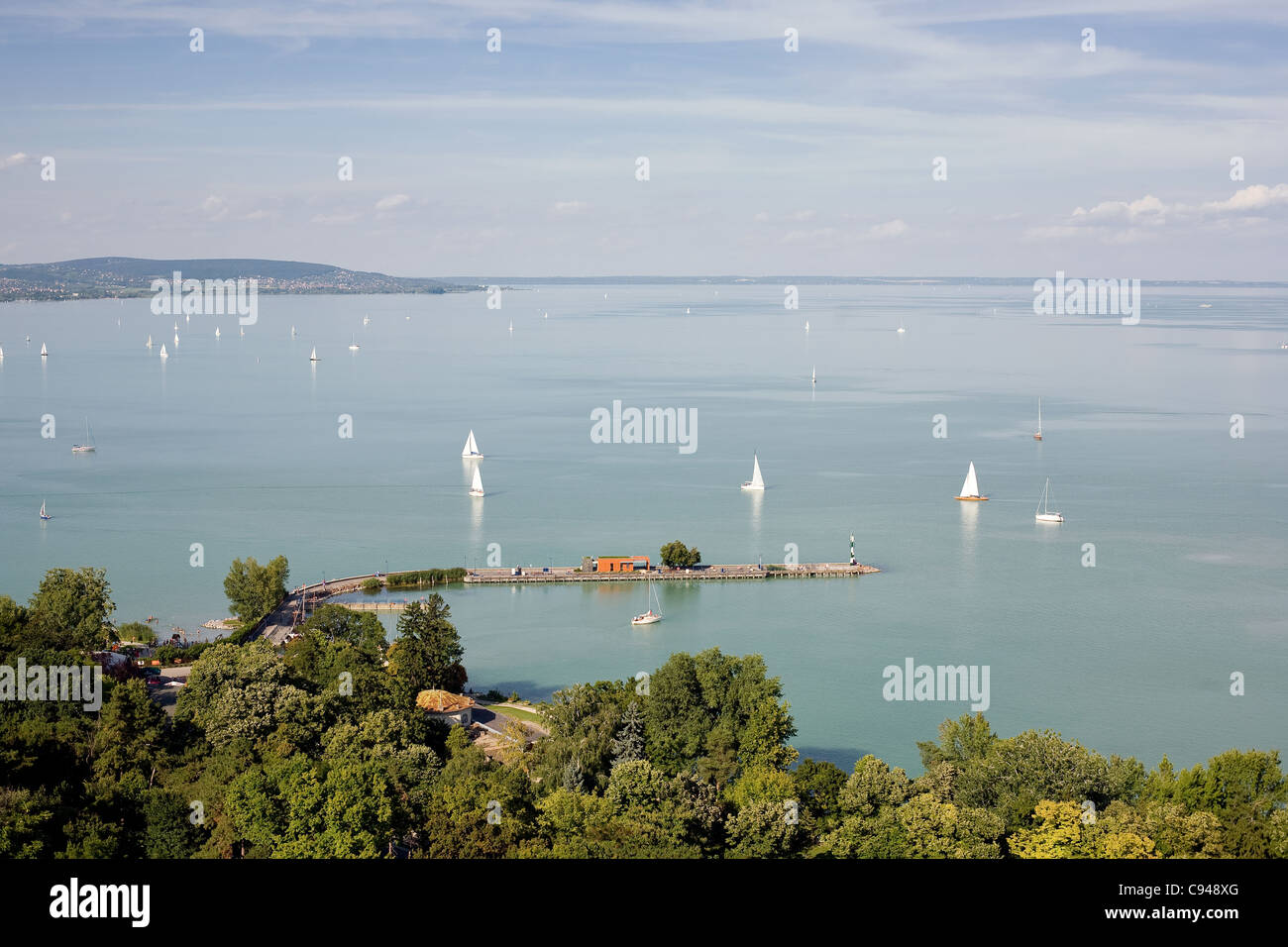Belle vue sur le lac Balaton à partir de la péninsule de Tihany. Banque D'Images
