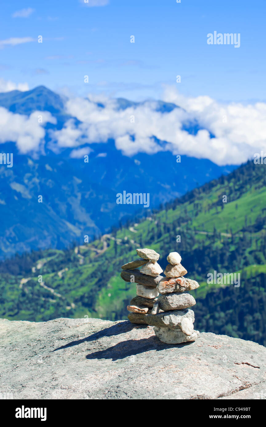 Tours en pierre. Pyramide de deux pierres zen méditation sur le paysage de montagnes Banque D'Images