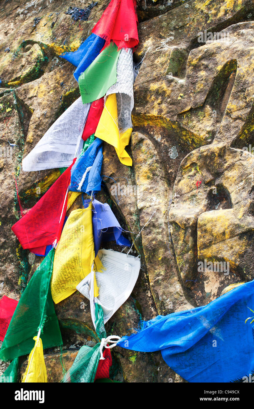Prière bouddhiste mantra écrit avec pierre et en priant les drapeaux Banque D'Images