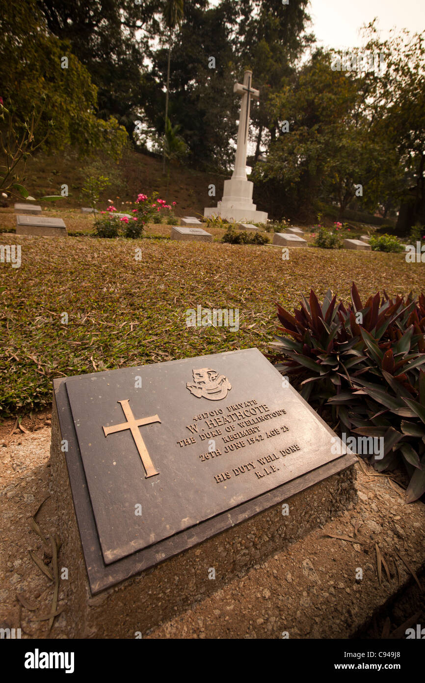 L'Inde, de l'Assam, Guwahati, Commonwealth War Graves Commission pierre tombale dans le cimetière de guerre de secteur W Heathcote Banque D'Images