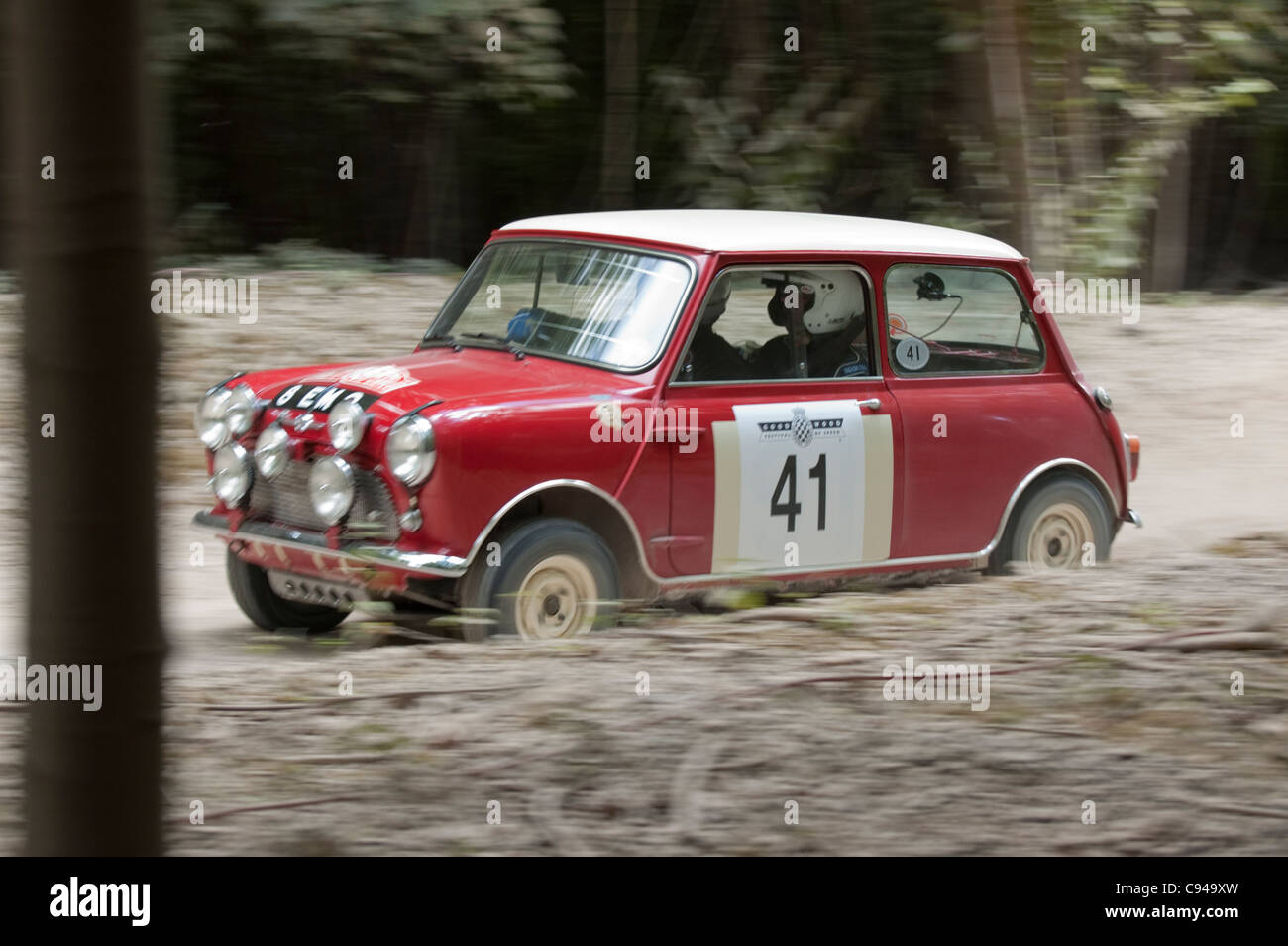 Paddy Hopkirk au volant d'une Mini Cooper à travers la forêt à la Goodwood Festival of Speed Banque D'Images