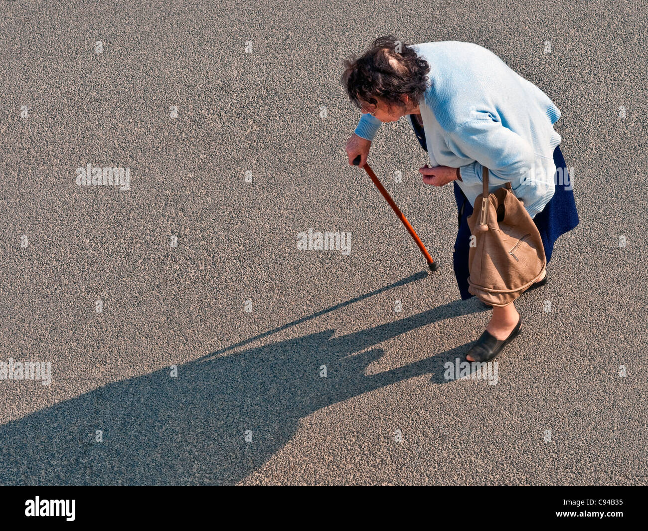 Vue de dessus plus bossu woman crossing road - France. Banque D'Images