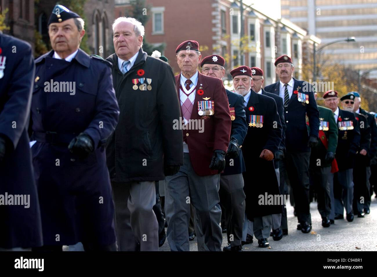 London, Ontario, Canada - le 11 novembre 2011. Mars Anciens combattants lors des cérémonies du Jour du Souvenir au cénotaphe de Victoria Park à London Ontario Canada. Banque D'Images