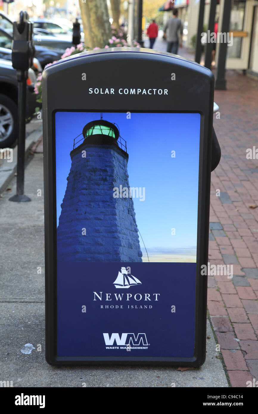 Compacteur de déchets à l'énergie solaire, peut, Thames Street, Newport, Rhode Island, New England, USA Banque D'Images