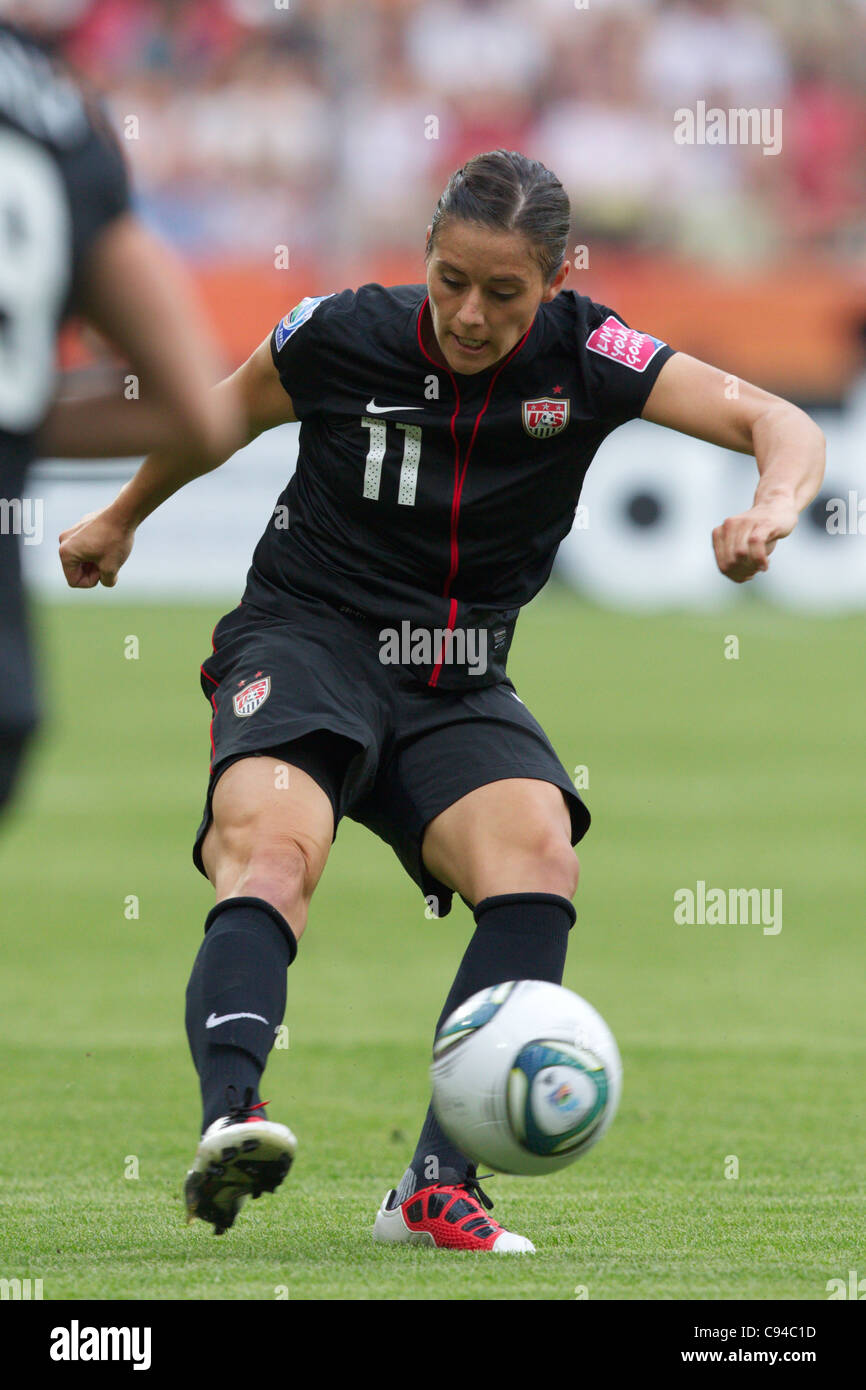 Alex Krieger de l'United States lance la balle lors d'un 2011 Coupe du Monde féminine de la fifa football match quart de finale contre le Brésil. Banque D'Images