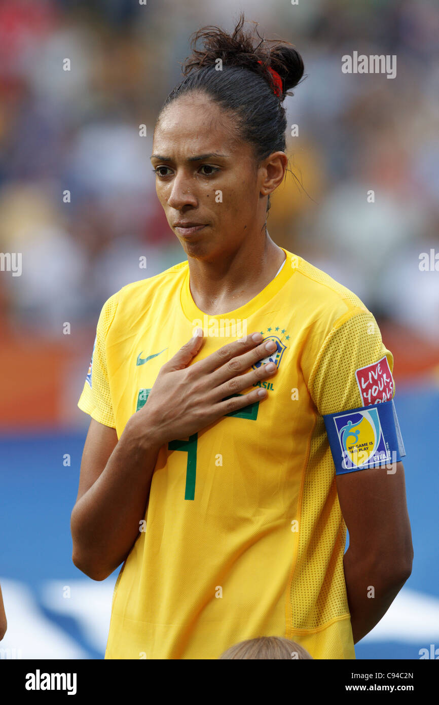 DRESDE - 10 JUILLET : la capitaine de l'équipe brésilienne Aline représente l'hymne national avant un match de quart de finale de la Coupe du monde féminine de la FIFA contre les États-Unis au Rudolf Harbig Stadium le 10 juillet 2011 à Dresde, en Allemagne. Usage éditorial exclusif. Utilisation commerciale interdite. (Photographie de Jonathan Paul Larsen / Diadem images) Banque D'Images
