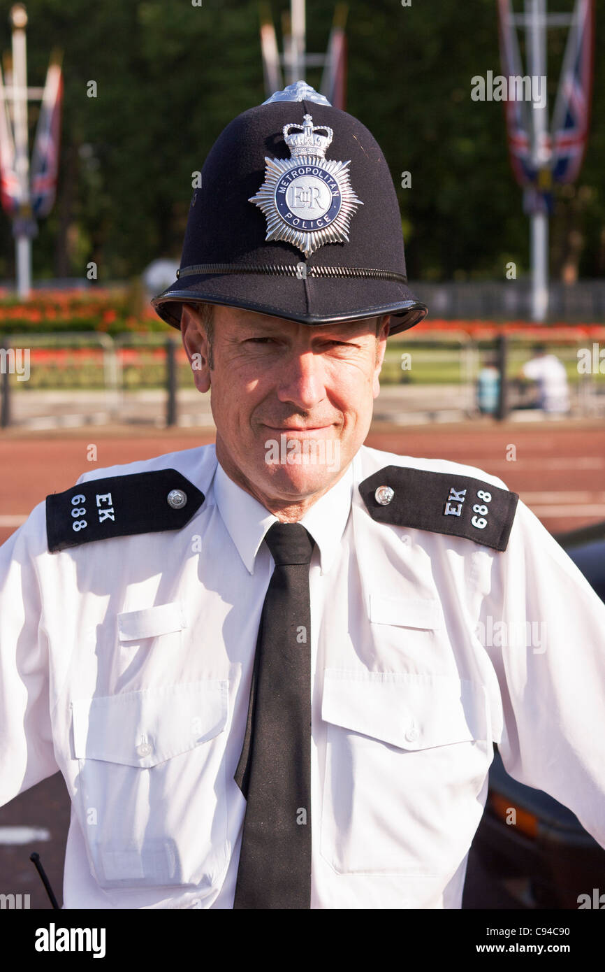 La policier en service au cours de la célébration de l'anniversaire de Queen's, Londres, Royaume-Uni. Banque D'Images