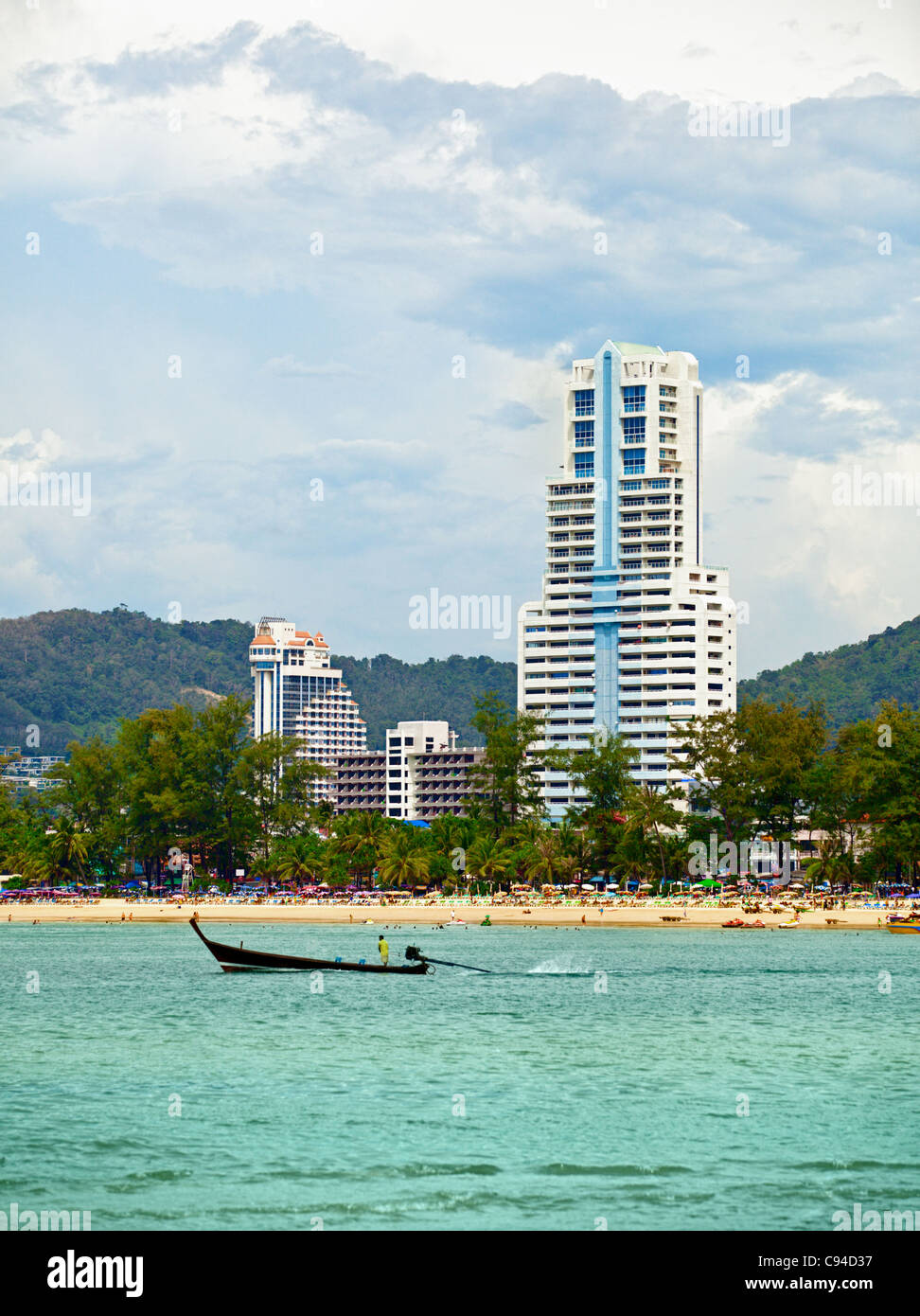 L'autre la mer d'Andaman, la plage et les hôtels - Phuket Banque D'Images