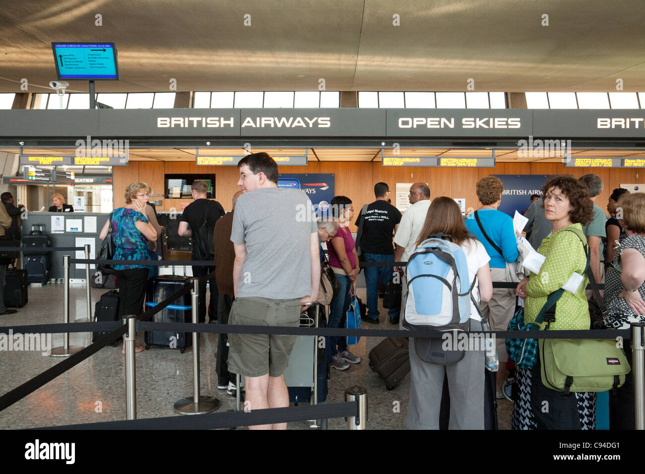 Les passagers de l'enregistrement à la British Airways bag drop, l'aéroport de Dulles IAD, Washington DC USA Banque D'Images
