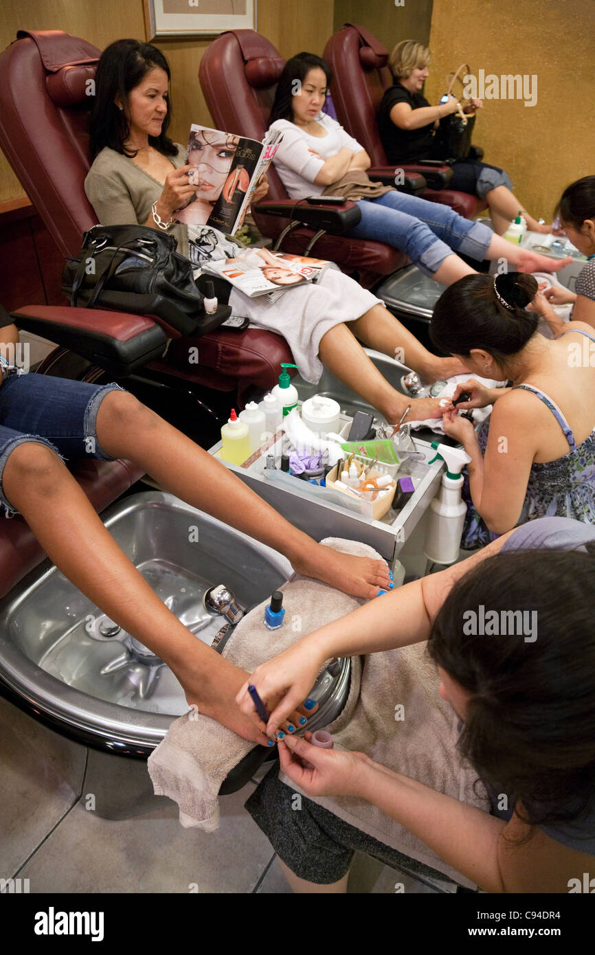 Les femmes ayant une pédicure dans un bar à ongles, Washington DC USA Banque D'Images