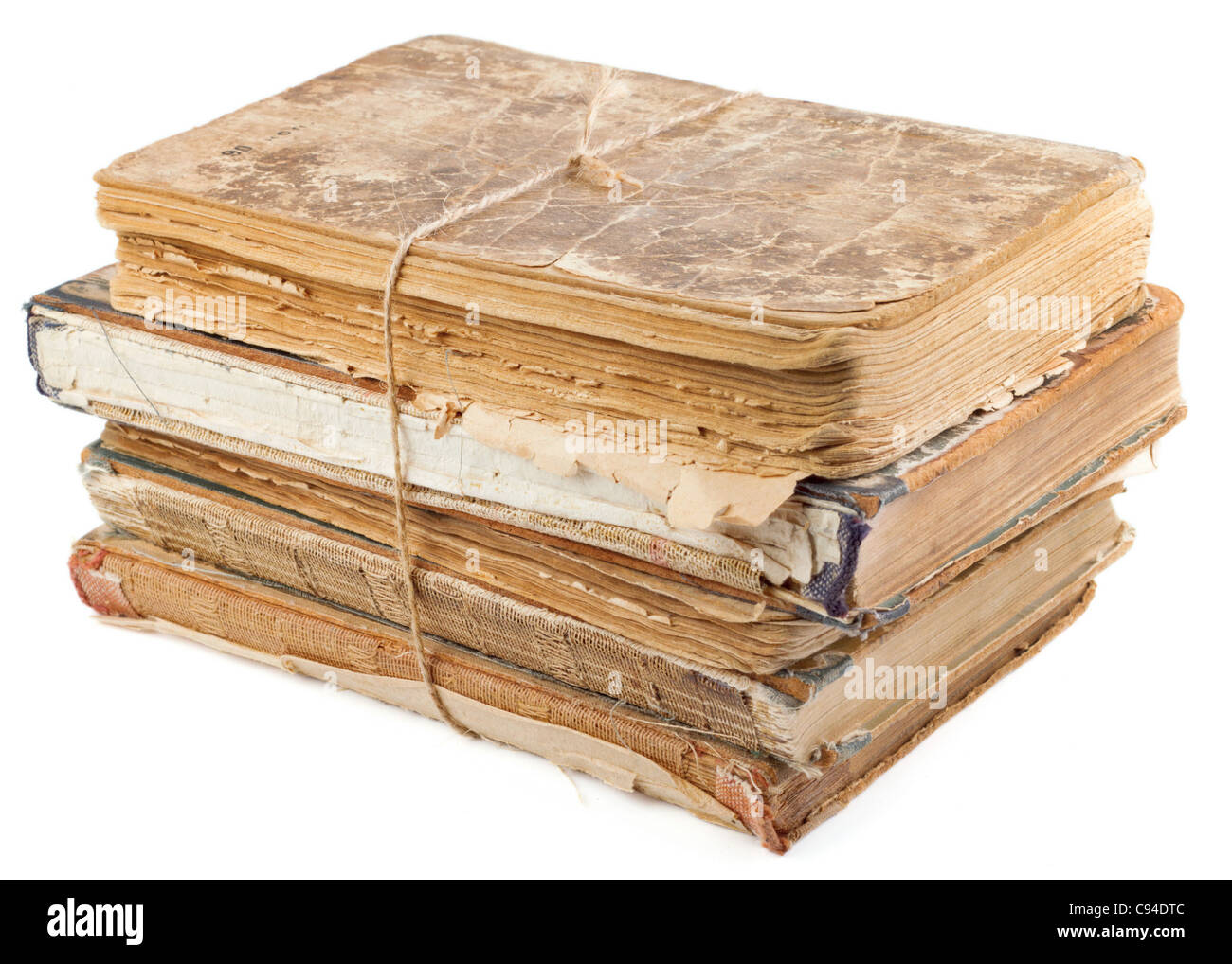 Livres anciens de différentes formes et couleurs. Isolé sur fond blanc. Banque D'Images