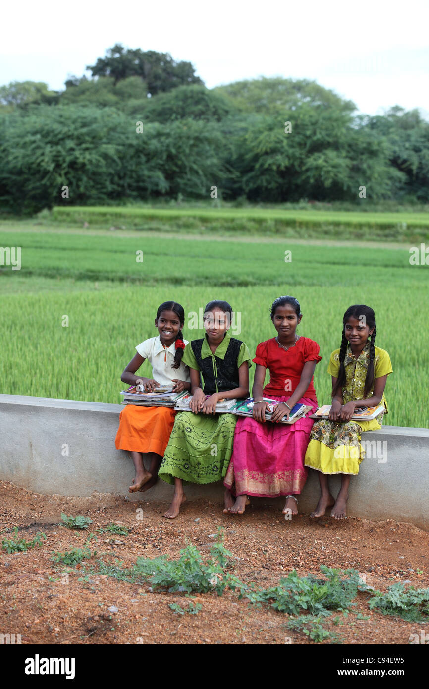 Les filles en attente de l'autobus scolaire Tamil Nadu Inde Banque D'Images