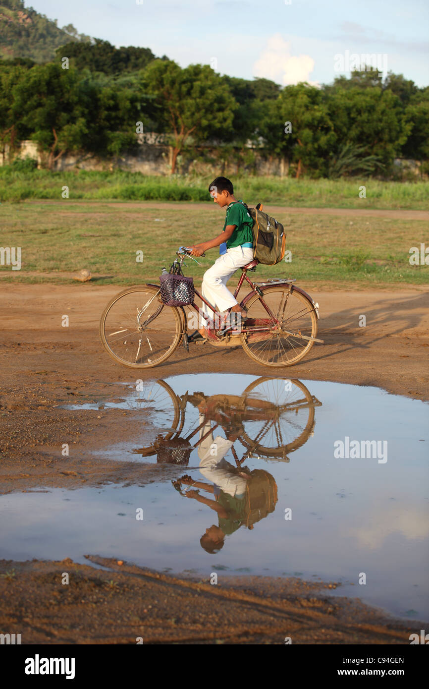 Indian School boy sur location Tamil Nadu Inde Banque D'Images