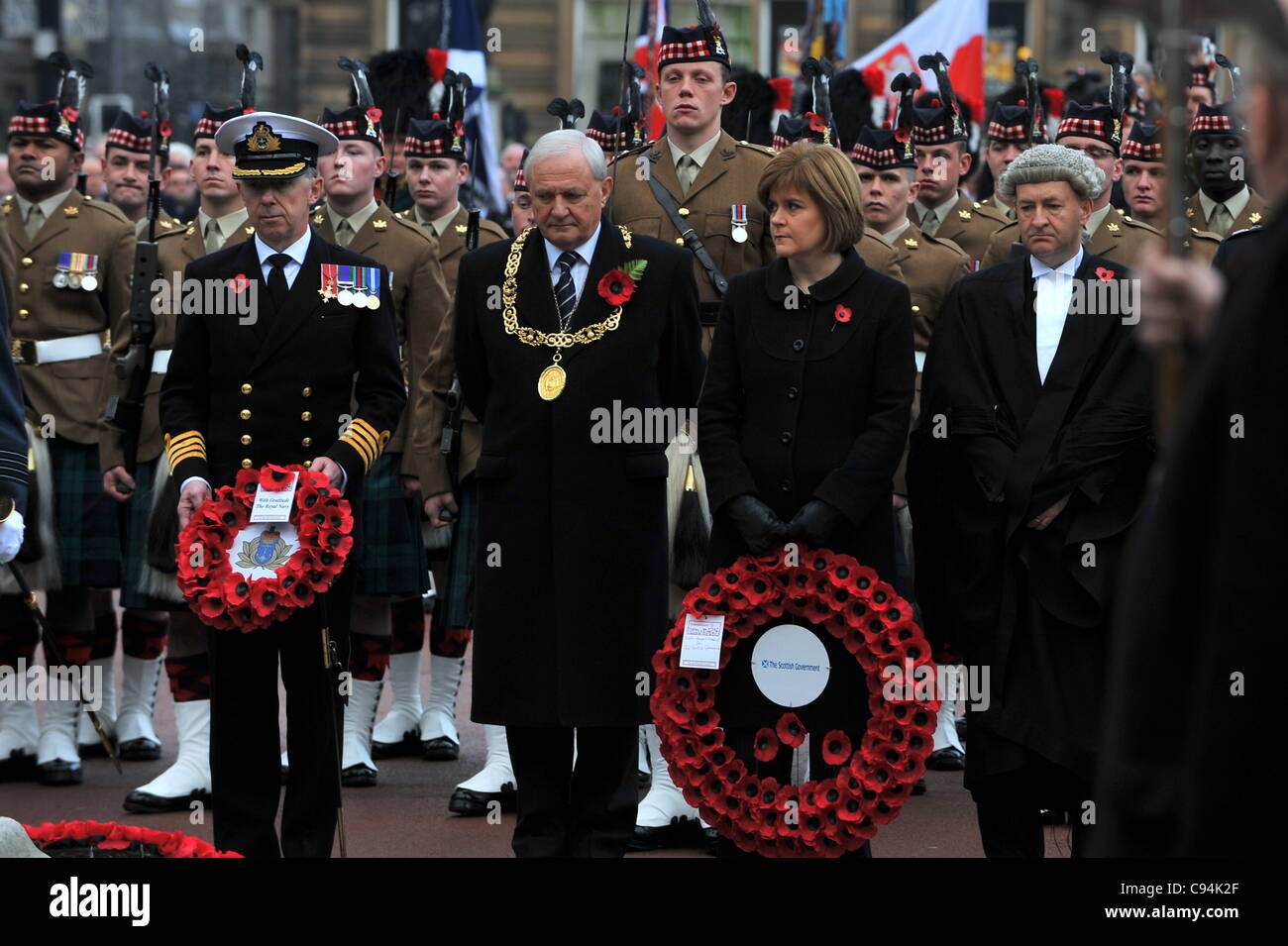 Vice-premier ministre de l'Écosse, Nicola Sturgeon, se joint à d'autres dignitaires de déposer une couronne au monument commémoratif à Glasgow's George Square sur Dimanche du souvenir. Banque D'Images