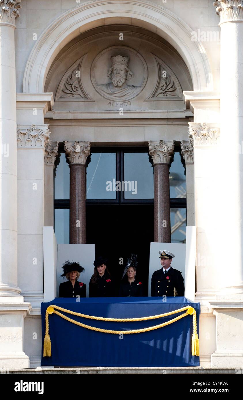 La reine Elizabeth conduit les membres de la famille royale à la cérémonie du dimanche service au Cénotaphe à Londres Banque D'Images