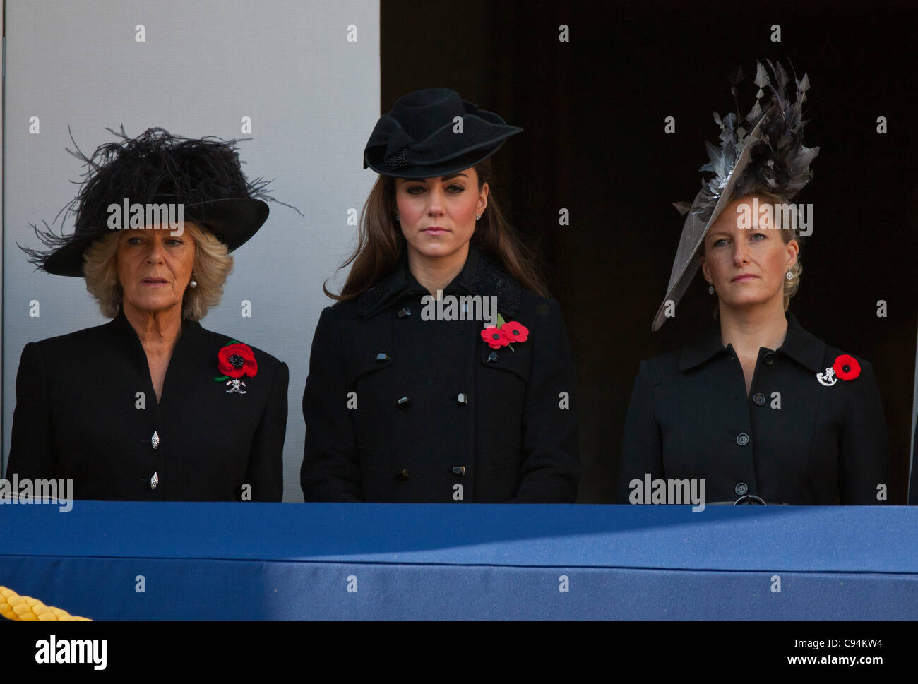La reine Elizabeth conduit les membres de la famille royale à la cérémonie du dimanche service au Cénotaphe à Londres Banque D'Images