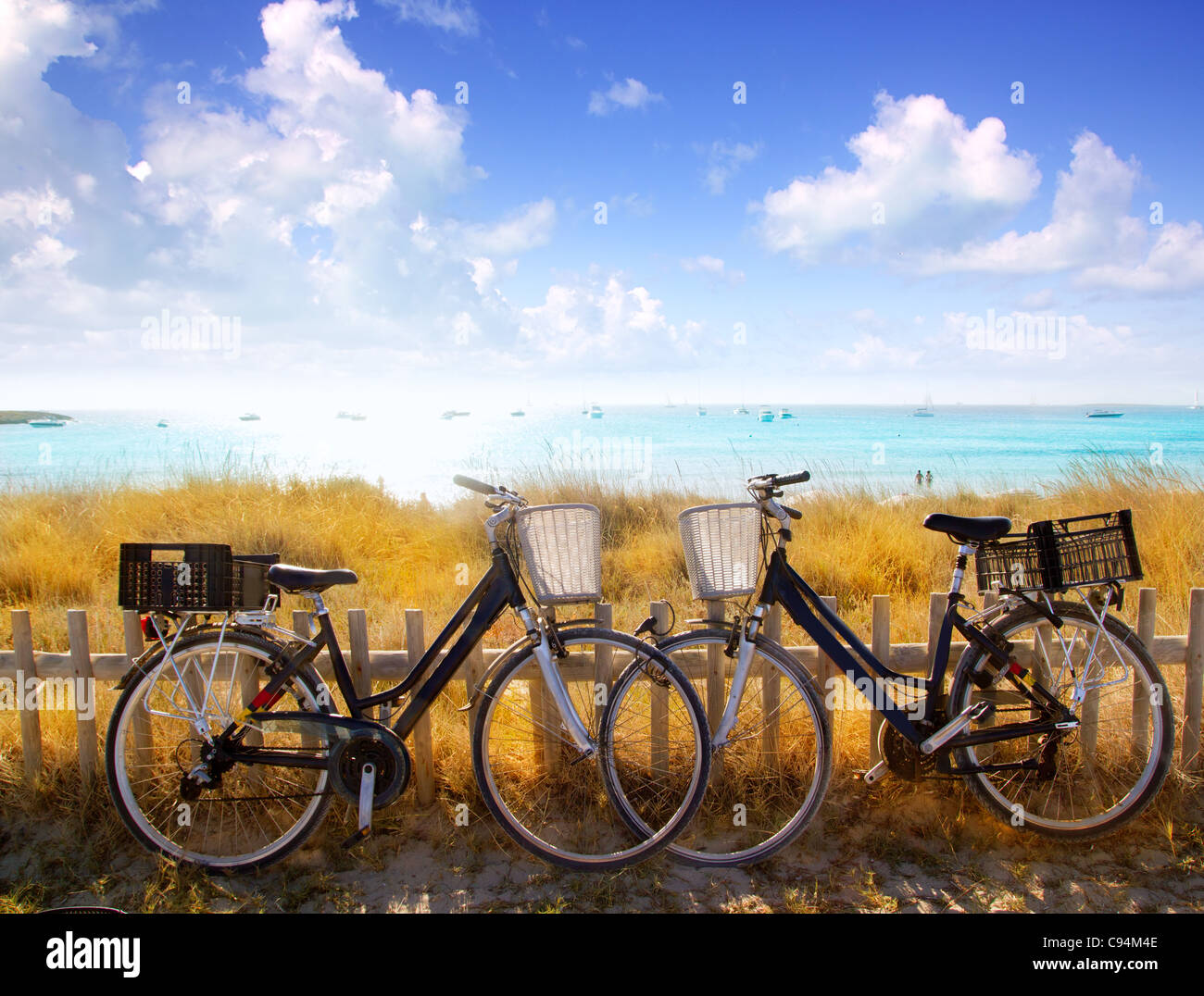 Deux vélos garés à Formentera plage d'Illetes Banque D'Images