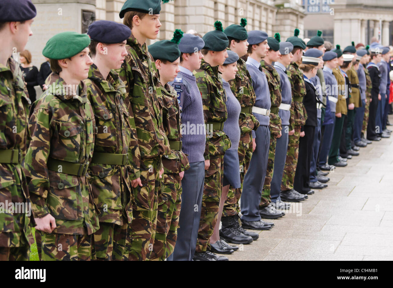 Des membres de l'armée aux Cadets de l'air et la marine cadets au Dimanche du souvenir cérémonie de dépôt de gerbes de Belfast, 13/11/2011 Banque D'Images