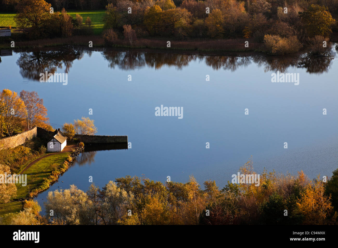 Duddingston Loch en automne, du parc Holyrood Edinburgh, Scotland, UK Europe Banque D'Images