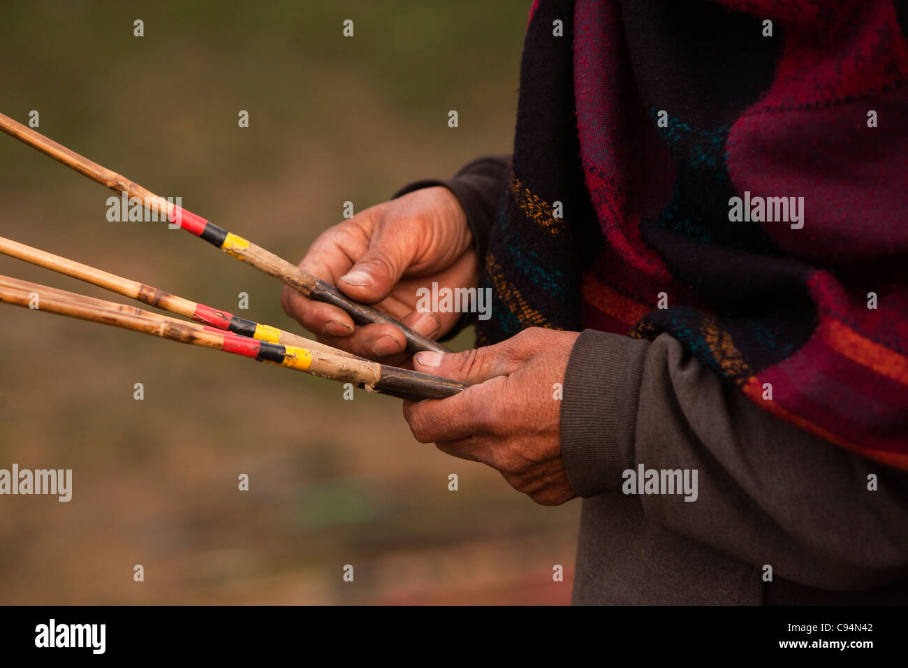 L'Inde, Meghalaya, Shillong, Bola jeu de jeu de tir à l'arc, main tenant des flèches Banque D'Images