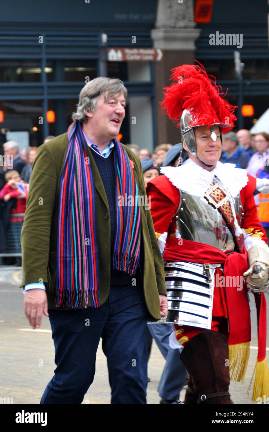Lord Maire Show de Londres 2011 acteur Stephen Fry promenades dans le défilé derrière les maires transport Banque D'Images