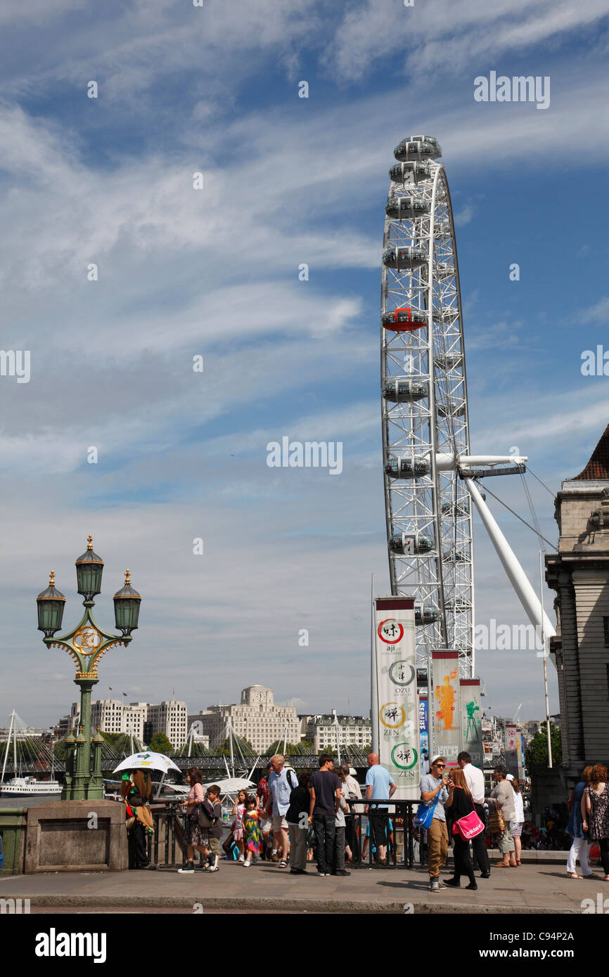 Les touristes sur le pont de Westminster, Londres, Angleterre, Royaume-Uni Banque D'Images