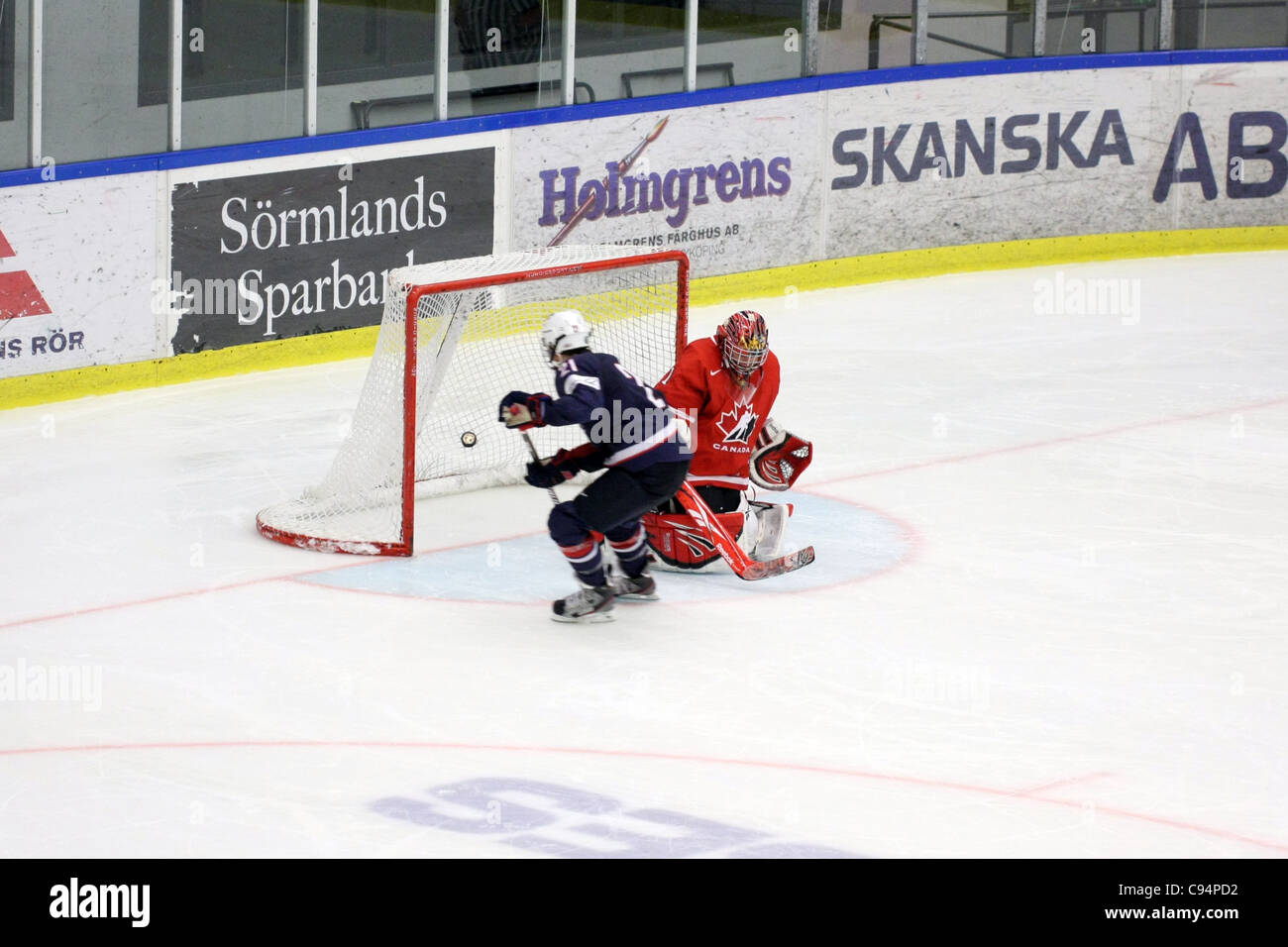 USA # 21 Hilary Knight note la partie tir de pénalité. La finale entre le Canada et les États-Unis s'est terminé 3-4 (après tirs) dans le tournoi à Nyköping, Suède Banque D'Images