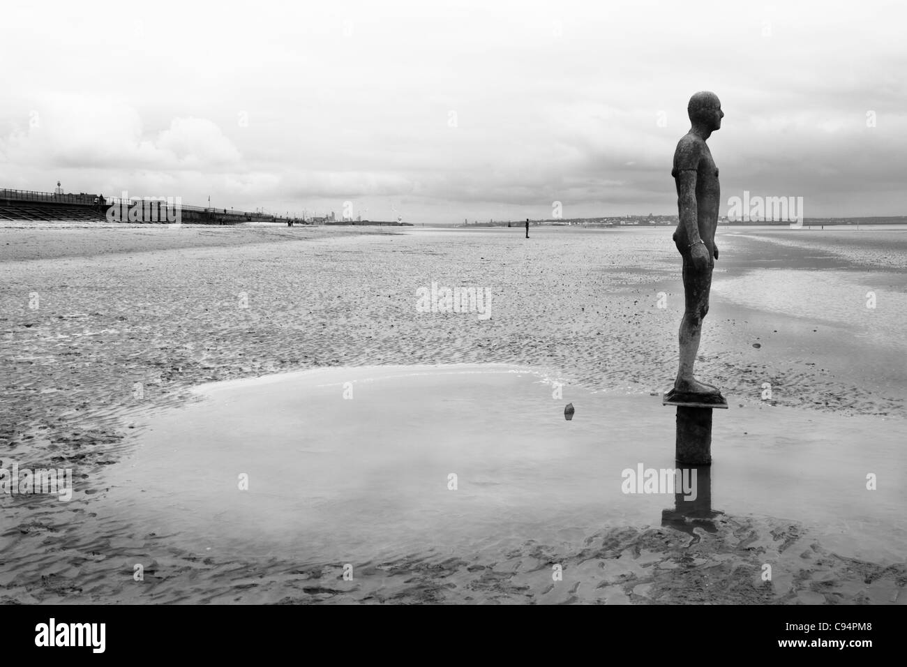 Antony Gormley a un autre endroit, Waterloo, Crosby, Merseyside, Royaume-Uni Banque D'Images