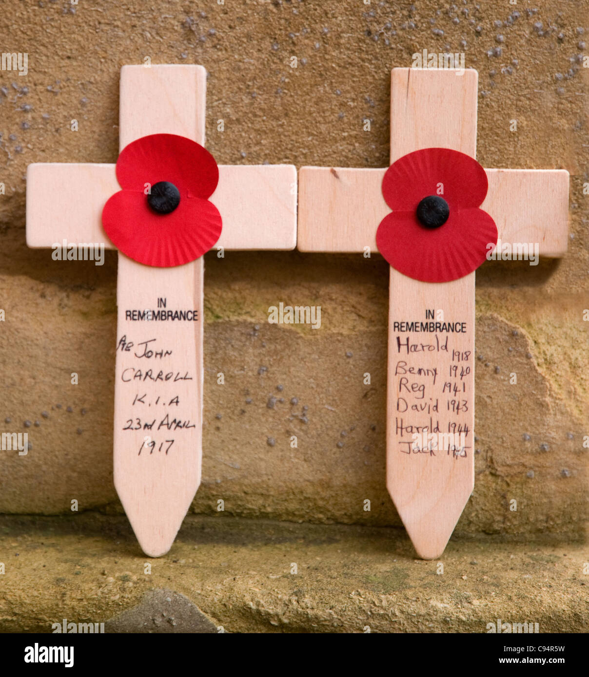 Deux Croix du souvenir personnel de coquelicots et les noms des parents de Lichfield Memorial Gardens Dimanche du souvenir 2011 Banque D'Images