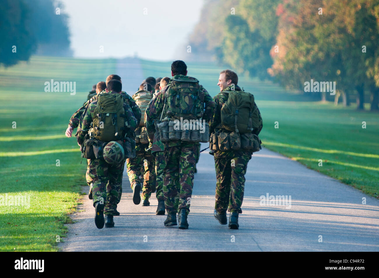 Soldats ou les Gardes irlandais une formation dans le grand parc de Windsor, Berkshire, Angleterre. Banque D'Images