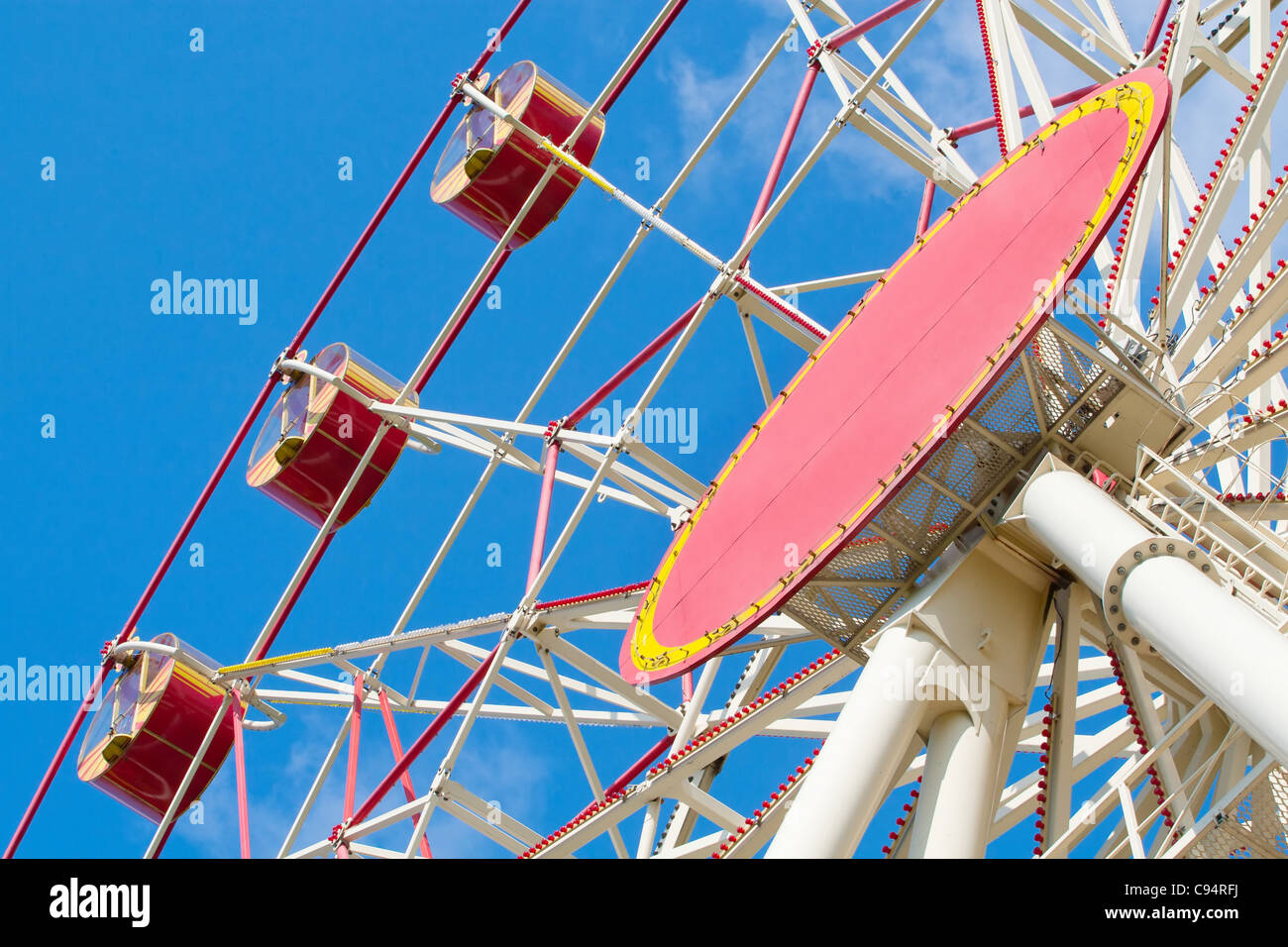 Carrousel grande roue contre le ciel bleu Banque D'Images