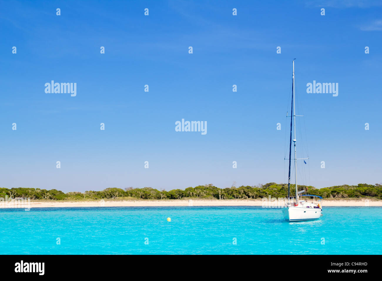 Voilier de luxe dans la plage turquoise de Formentera Illetes Banque D'Images