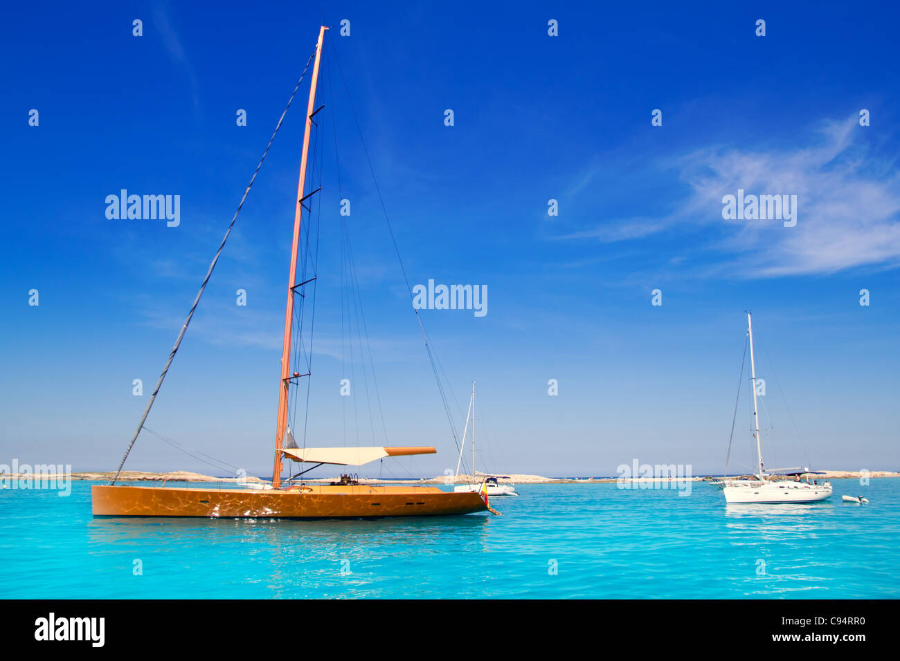 Voilier de luxe dans la plage turquoise de Formentera Illetes Banque D'Images