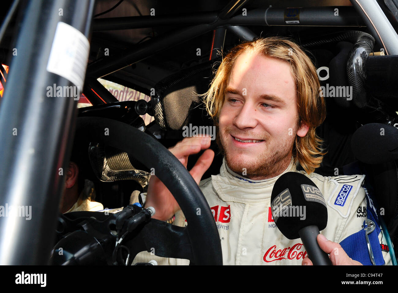 13.11.2011 Powys, Pays de Galles. Mads Ostberg (NI) dans le # 6 M-Sport Stobart Ford World Rally Team Ford Fiesta RS WRC est interviewd à la fin de la phase d'alimentation Monument (SS23) après la fixation du 2ème au rallye de jour 4 de la FIA WRC Wales Rally GB. Banque D'Images