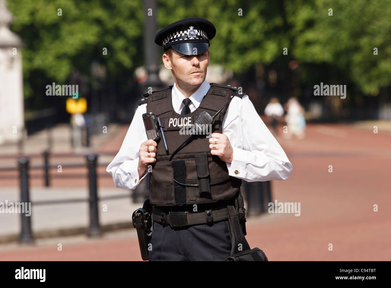 La armées policier en service à l'extérieur de Buckingham Palace, Londres, Royaume-Uni. Banque D'Images