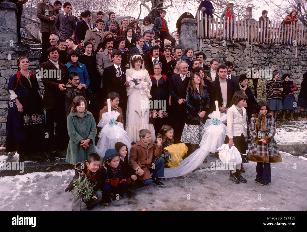 La famille étendue locale pose pour une photo de mariage dans la petite ville de montagne du nord de Metsovo, Grèce Banque D'Images