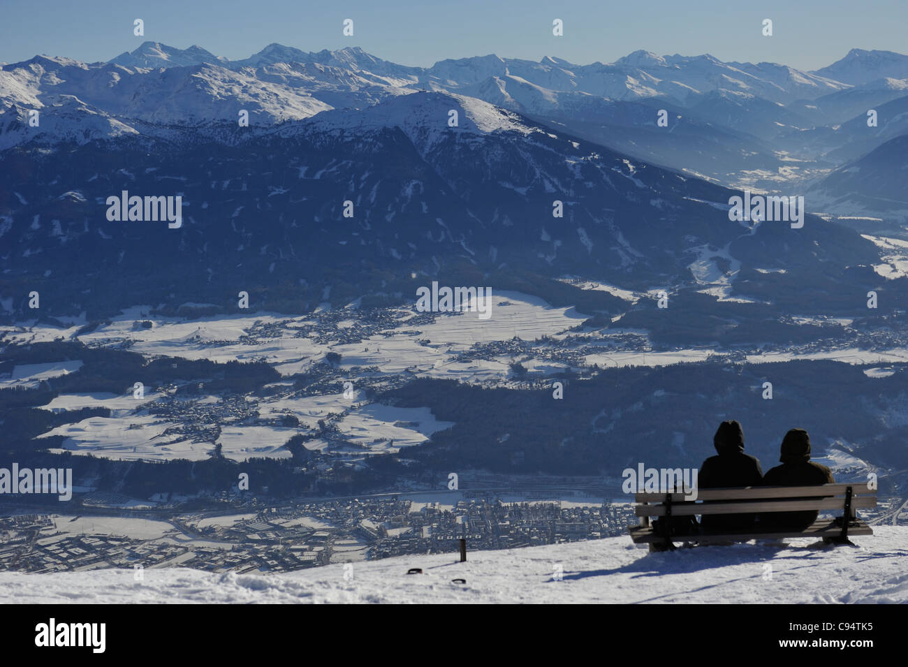 Les montagnes au-dessus d'Innsbruck, Autriche, offrent un excellent endroit pour faire du ski ou Snowbaord ou simplement de prendre le temps et d'admirer la vue Banque D'Images