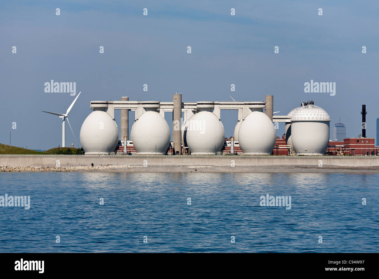 L'énergie : l'énergie éolienne et le méthane (gaz d'égout). Éoliennes entourent l'egg-comme récipients de stockage de gaz méthane utilisé pour une turbine Banque D'Images