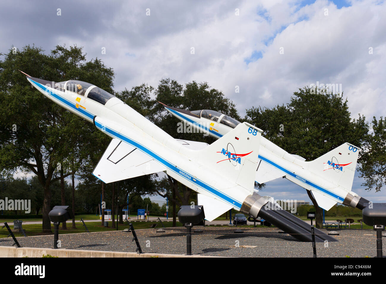 Deux Northrop T-38 Talon jet formateurs à l'entrée du centre spatial de Houston, Houston, Texas, USA Banque D'Images