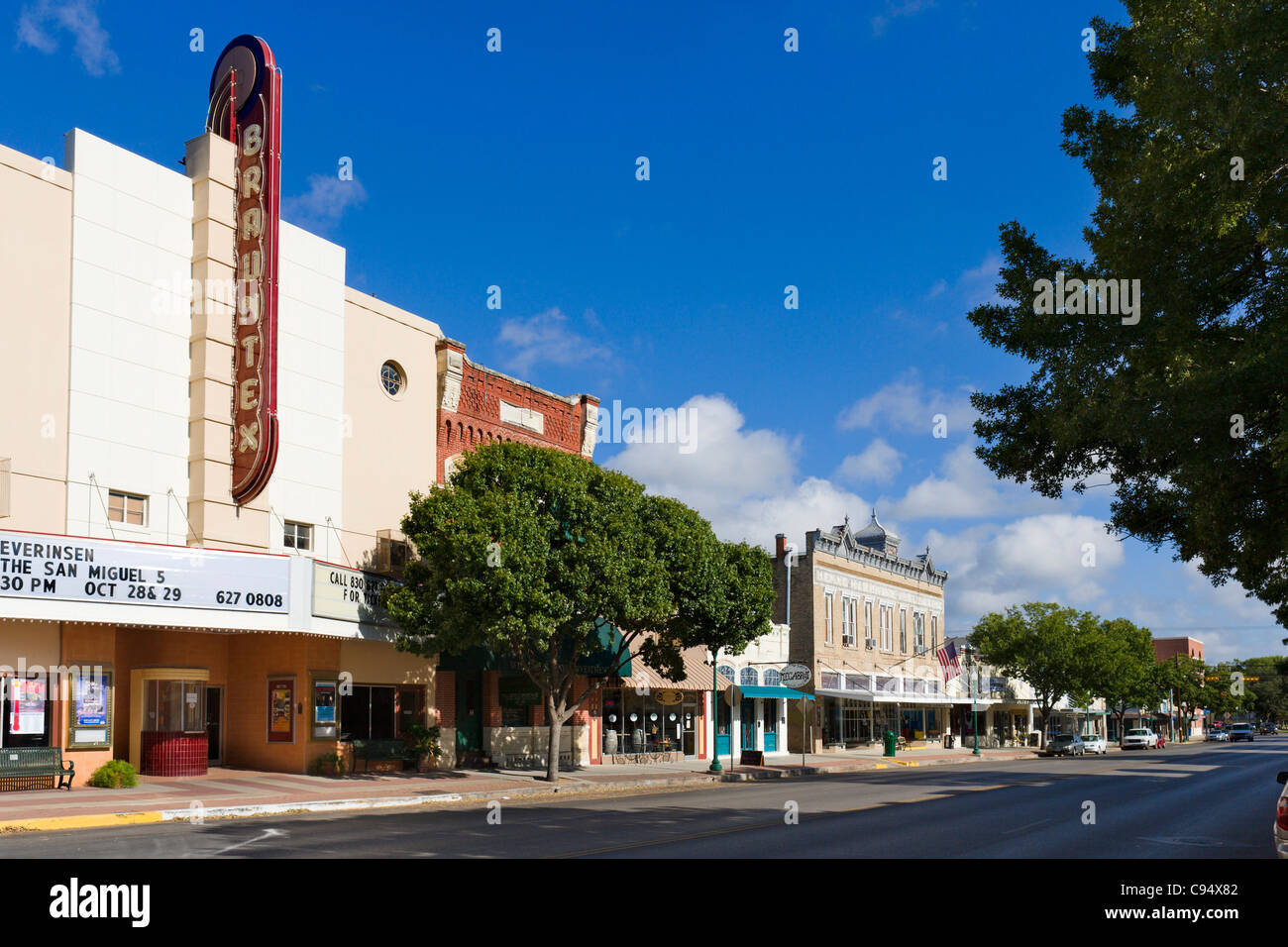 Boutiques et cinéma dans le centre historique, W San Antonio Street, New Braunfels, Texas, États-Unis Banque D'Images