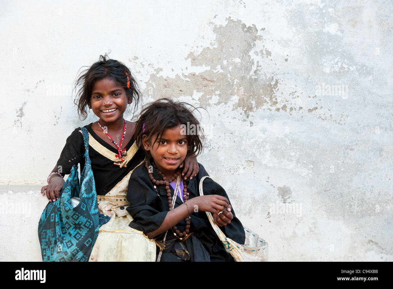 Les Indiens pauvres filles mendiant nomades contre un mur Banque D'Images