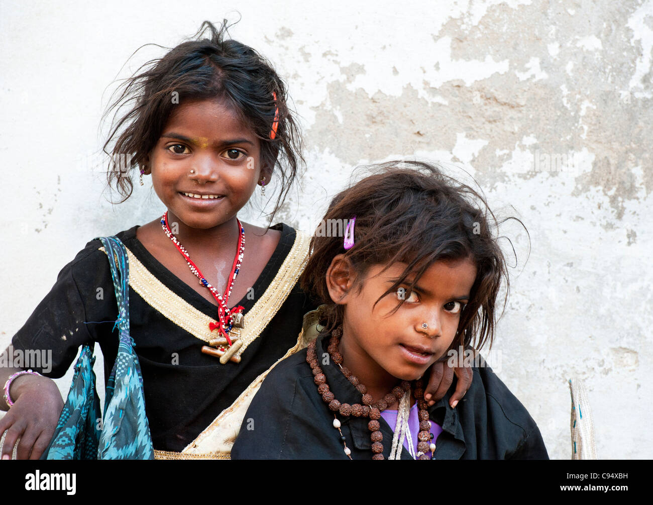 Les Indiens pauvres filles mendiant nomades contre un mur Banque D'Images
