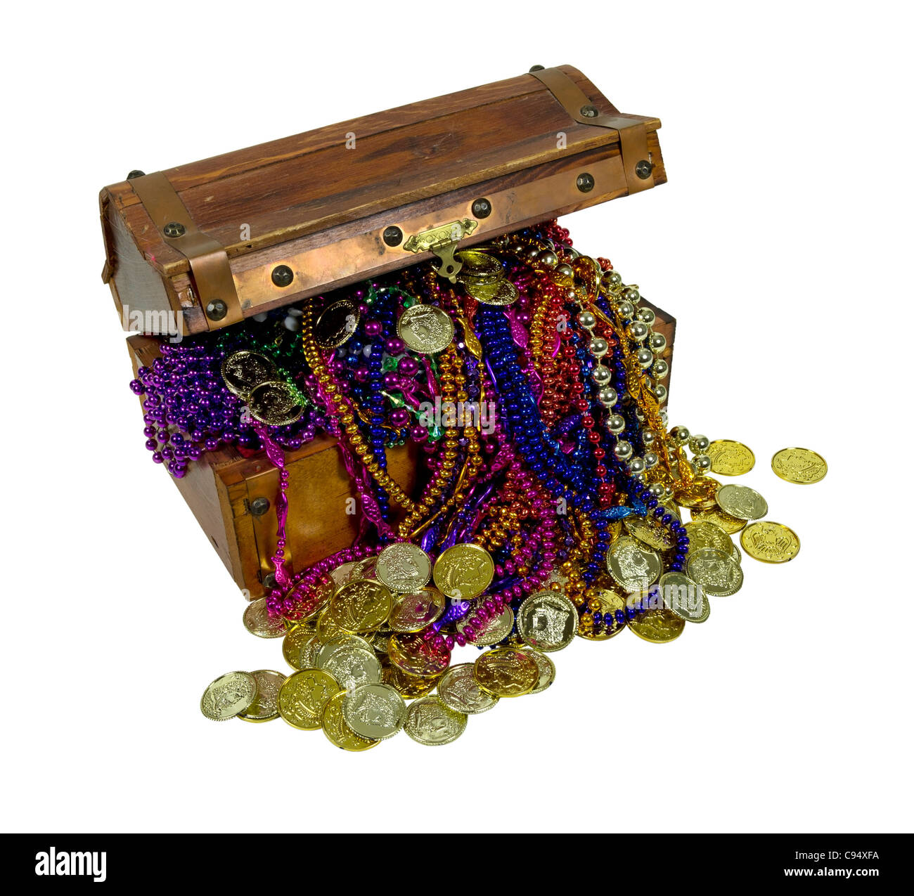 Coffre au Trésor des pirates avec des colliers colorés et les pièces d'or -  chemin inclus Photo Stock - Alamy