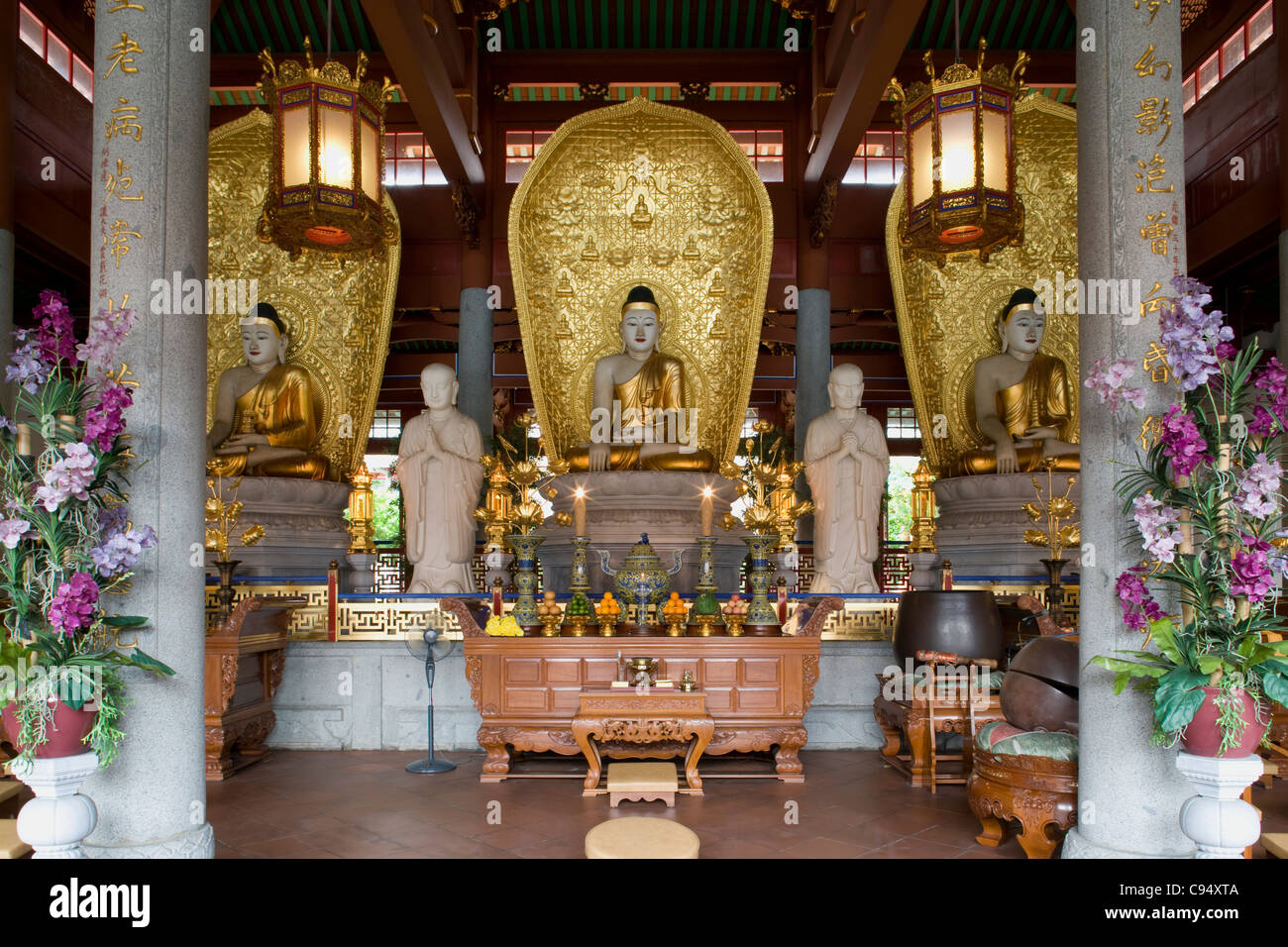 Lian Shan Shuang Lin Monastery - Mahavira Hall / trois statues de Bouddhas, Sakyamuni, Amitabha & Batshaiyaguru. Banque D'Images