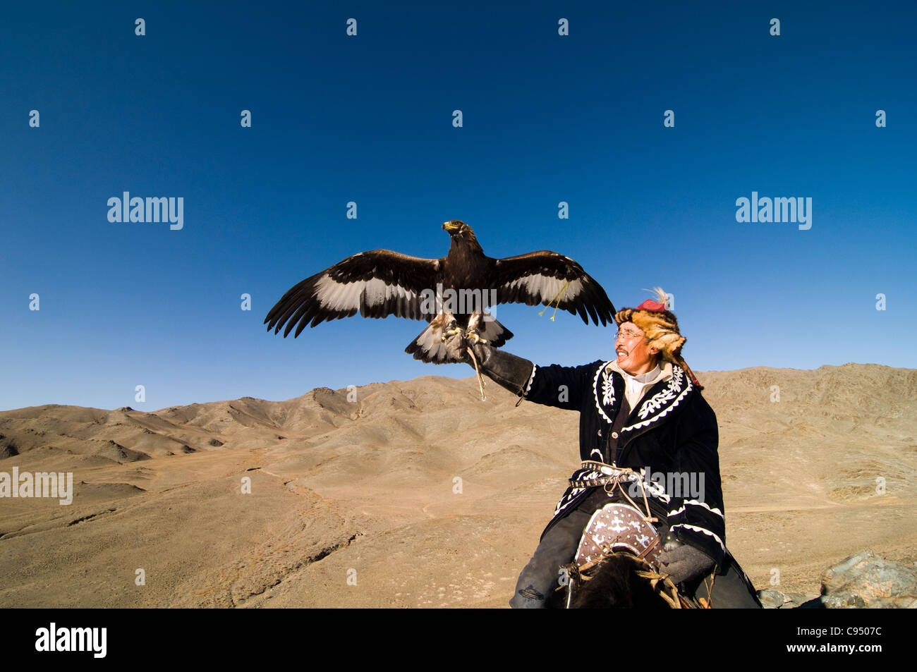 Un fier chasseur eagle Kazakhs dans les montagnes de l'Altaï à l'ouest de la Mongolie. Banque D'Images