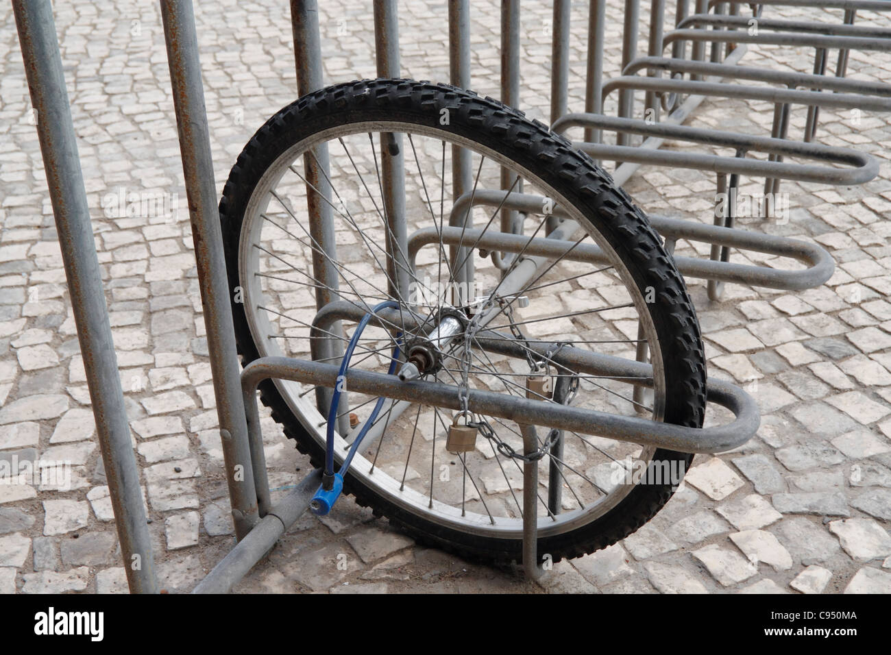 Reste de la roue avant : vélo volé seulement verrouillé pour porte vélo Vélo, retiré de la roue avant et de vol Banque D'Images