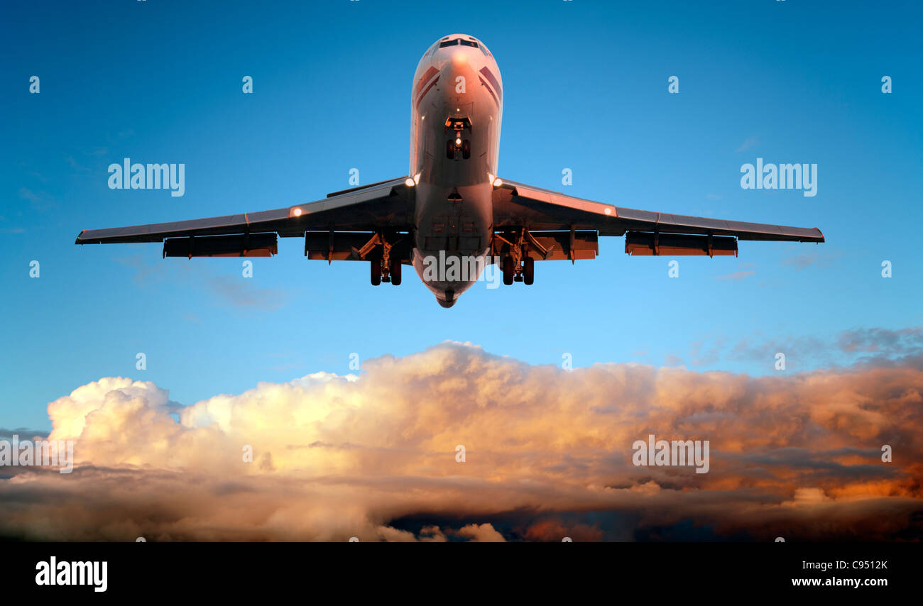 Ciel coucher de soleil avec l'avion Banque D'Images
